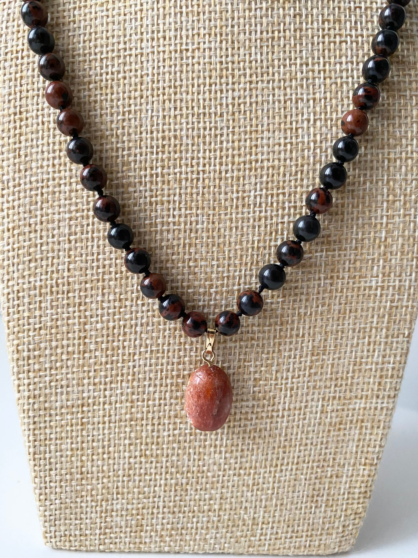Valene – Obsidian‑Halskette mit Sonnenstein‑Anhänger