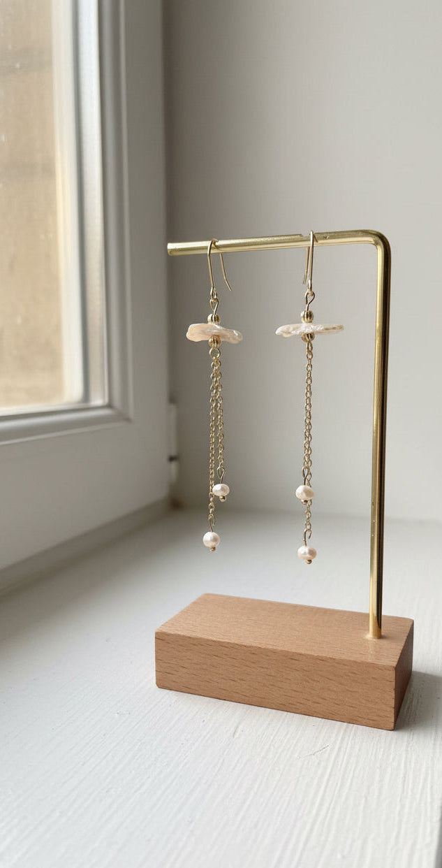 Merelle Pearl – Andrine Süsswasserohrringe, 6,5 cm, Stabperle & runde Perlen, Lunara Edelsteinschmuck