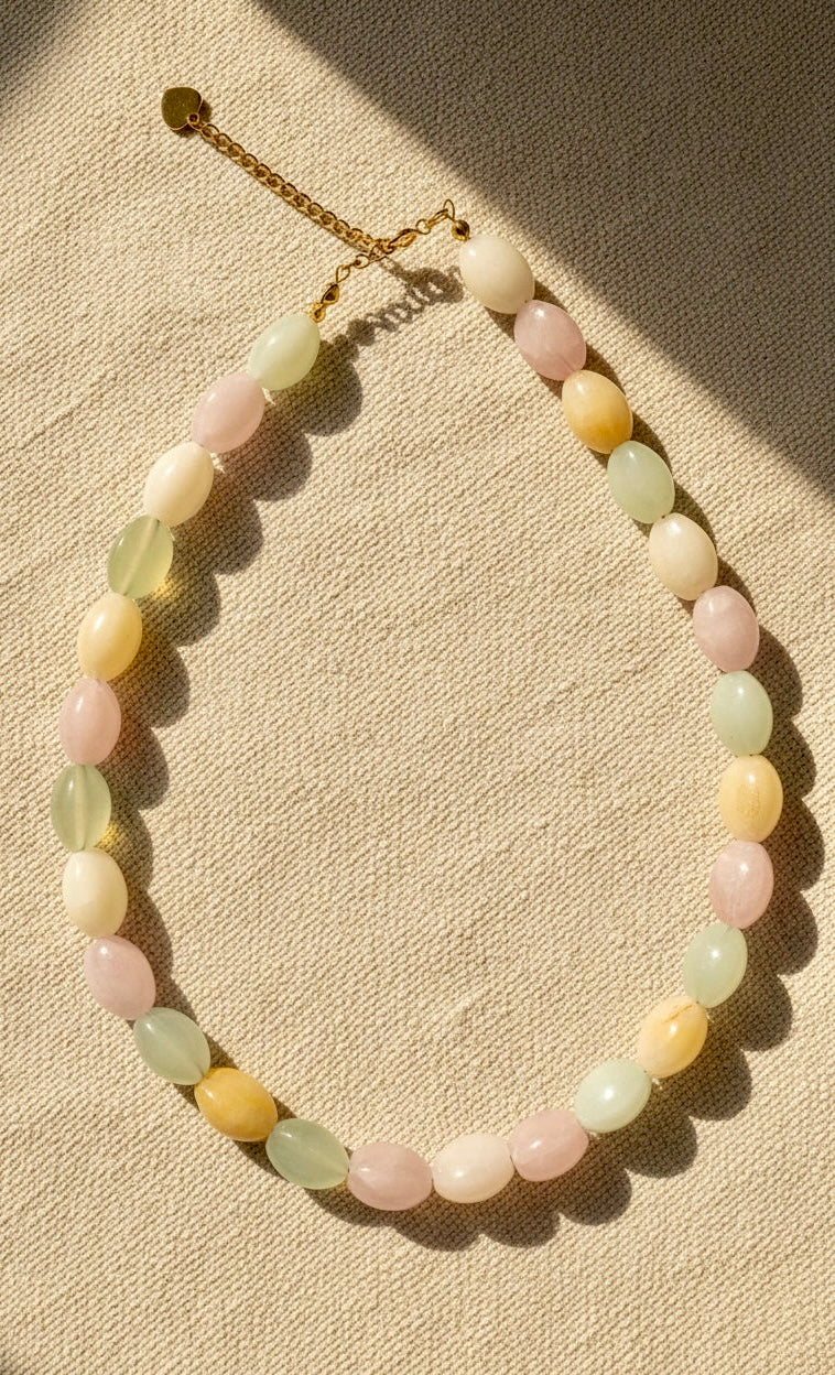 Detailansicht Cassandra – Regenbogen Jade Halskette mit goldfarbenem Karabinerverschluss