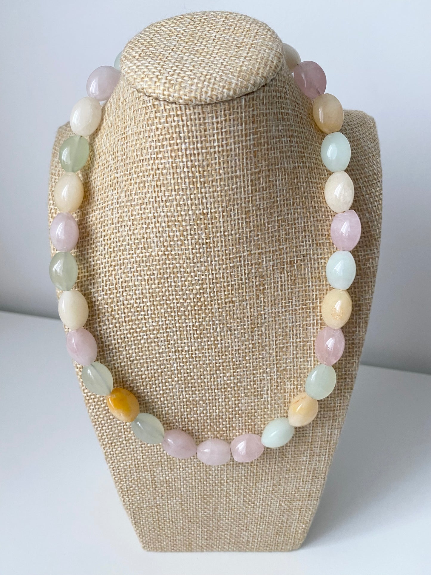 Cassandra – Regenbogen Jade Halskette, handgefertigt, natürliches Farbenspiel in Grün, Creme und Rosa