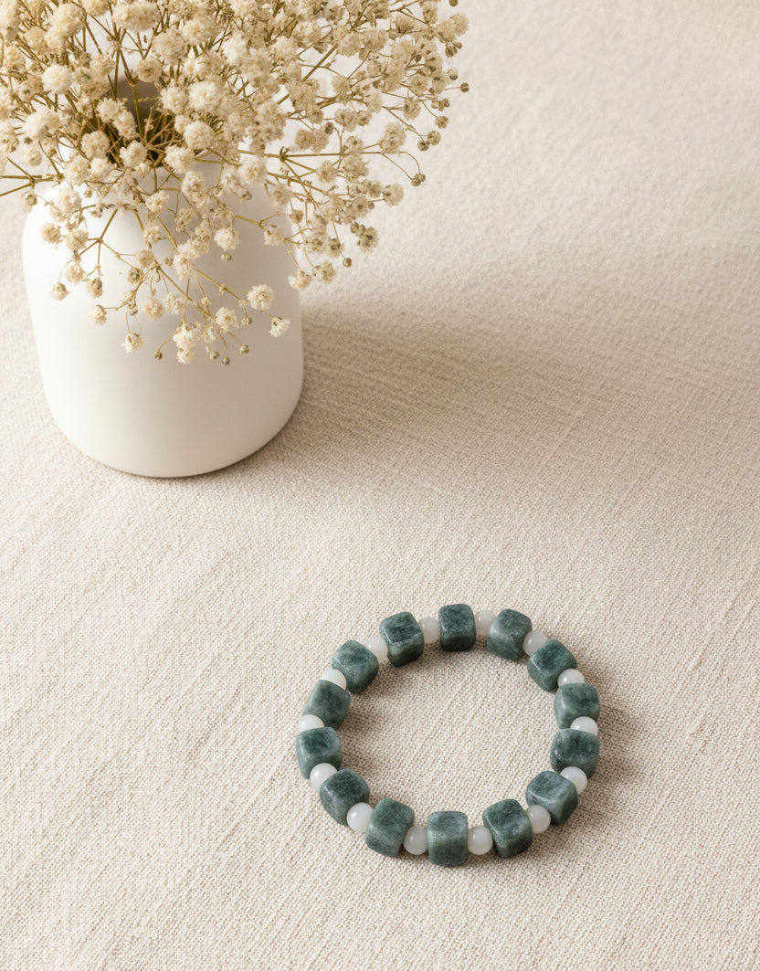 Yunari China Jade Armband — China Jade Armband in zwei Grüntönen mit weißen Weißachat‑Perlen, minimalistisch und natürlich arrangiert.