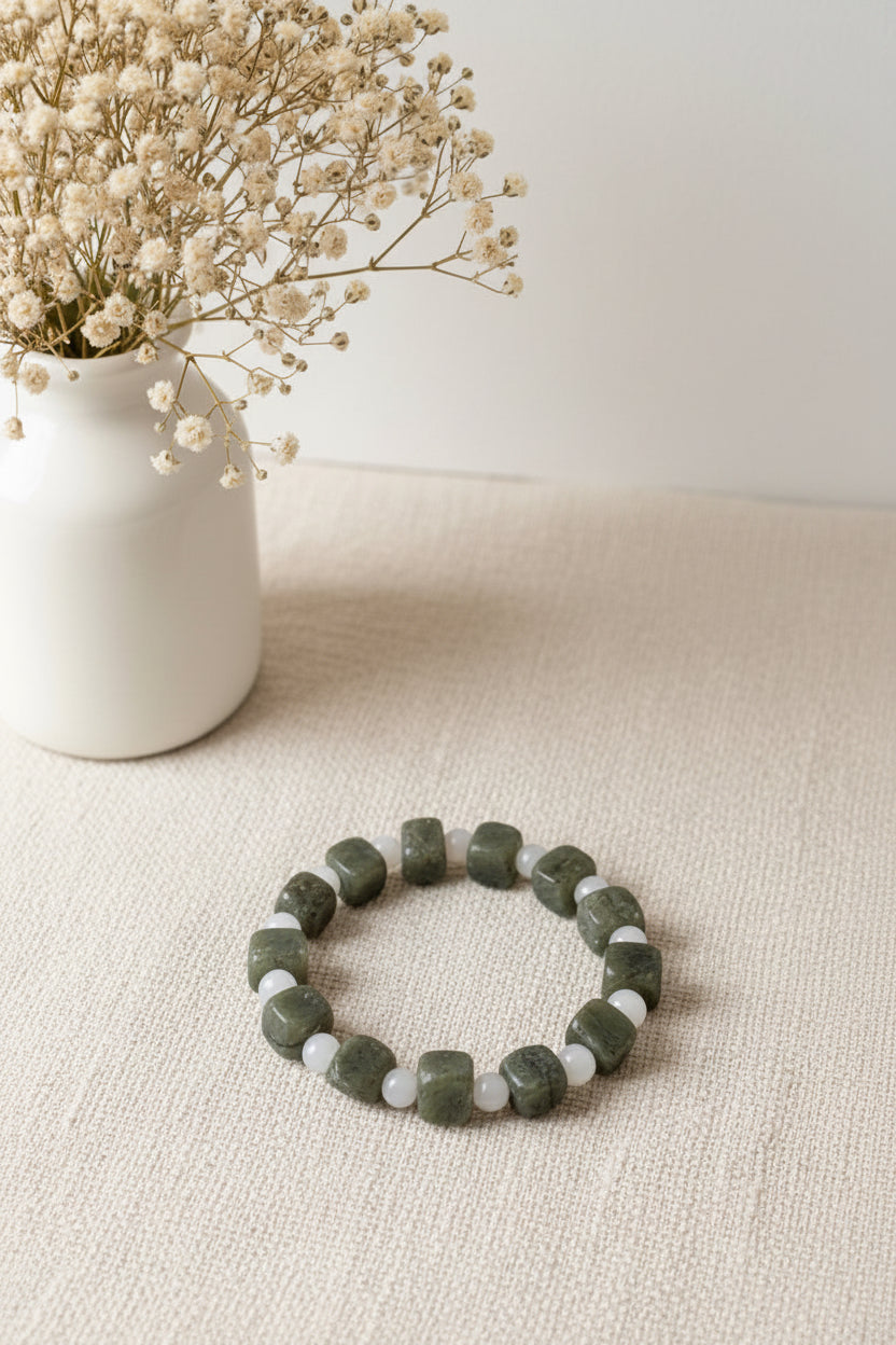 Nari Jade Armband — Weiß‑grüne China Jade mit Weißachat, minimalistisch arrangiert auf hellem Stoff.