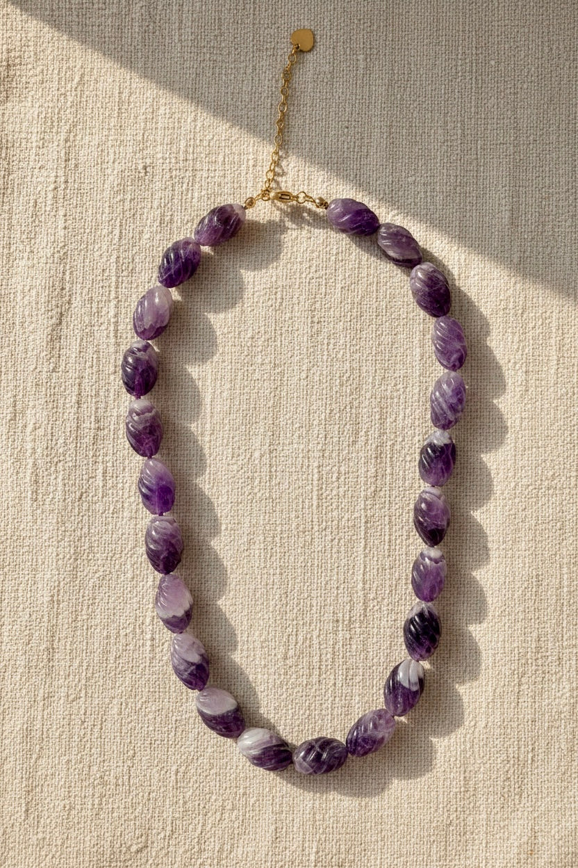 Aurelle Sculptée – Amethyst Halskette mit goldfarbenem Karabinerverschluss und Verlängerungskette
