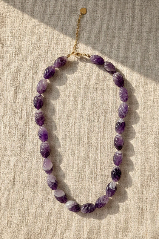 Aurelle Sculptée – Amethyst Halskette mit goldfarbenem Karabinerverschluss und Verlängerungskette