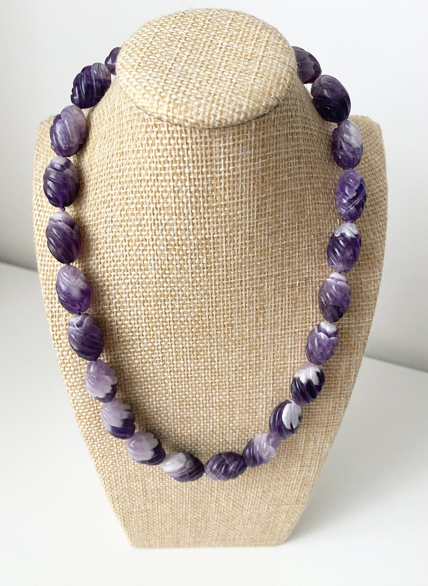Aurelle Sculptée – Amethyst Halskette mit sculptierten Perlen auf Büste
