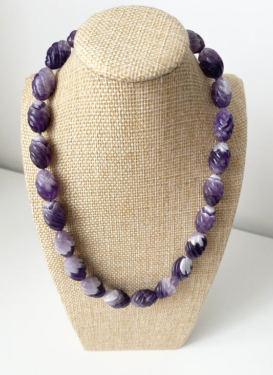 Aurelle Sculptée – Amethyst Halskette mit sculptierten Perlen auf Büste