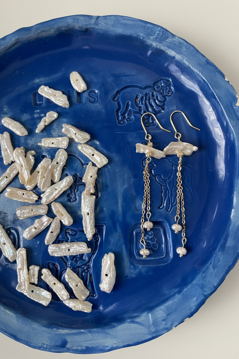 Merelle Pearl – Andrine Süsswasserohrringe Detailansicht mit Stabperlen, Lunara Edelsteinschmuck