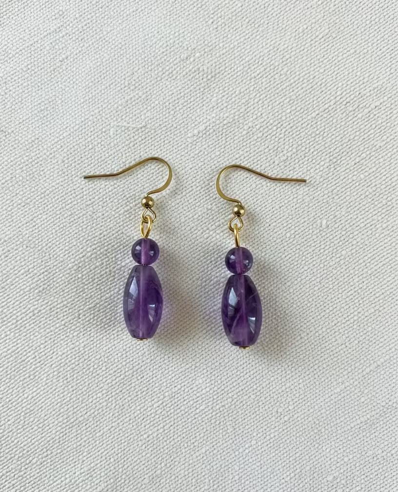Aurelle Clair Amethyst Ohrhänger mit goldfarbenen Haken – Lunara